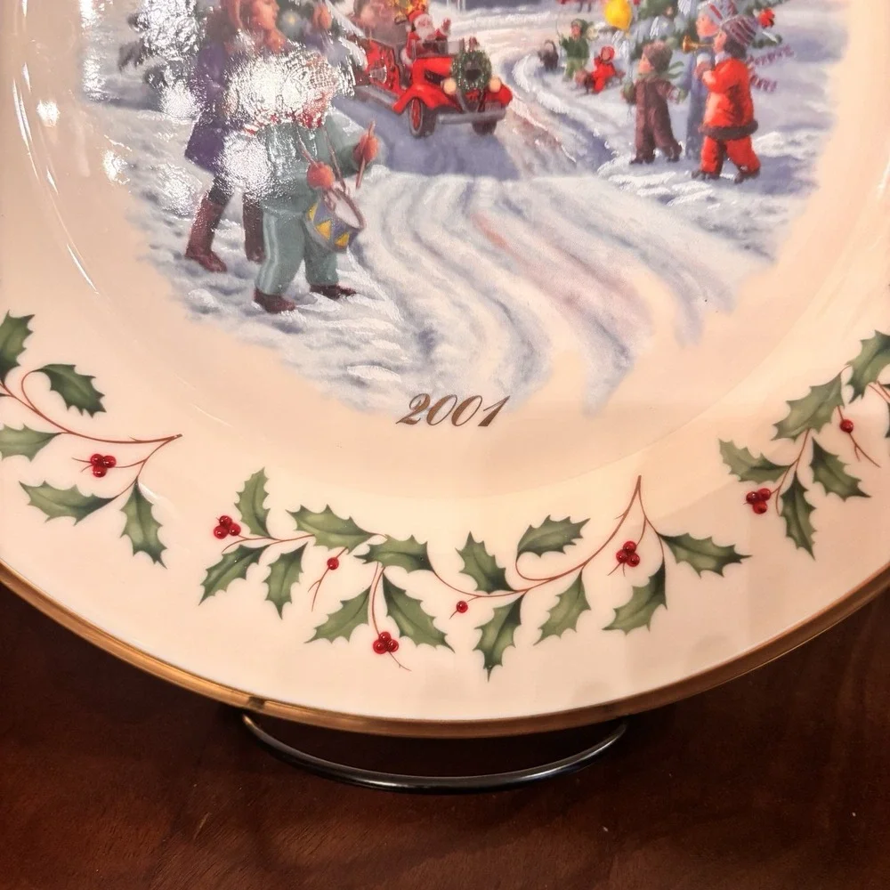 Lenox 2001 Annual Holiday Collector Plate 11th in Series Christmas Village USA